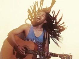 Mann mit Gitarre