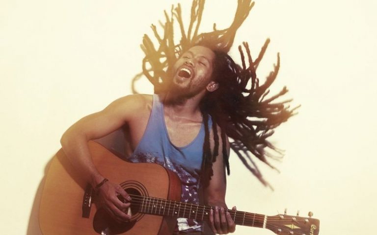 Mann mit Gitarre