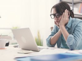Frau am Schreibtisch ist unzufrieden im Job