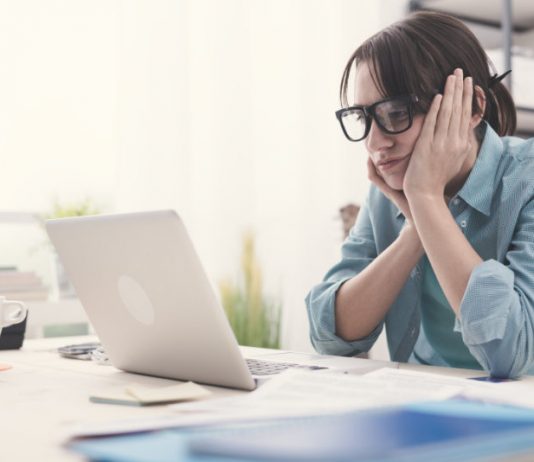 Frau am Schreibtisch ist unzufrieden im Job