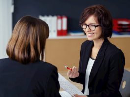 Zwei Frauen führen ein Personalentwicklungsgespräch.