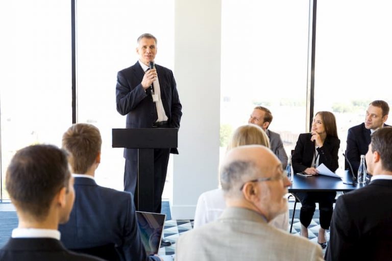 Ein Mann mit Mikrofon spricht im Meeting