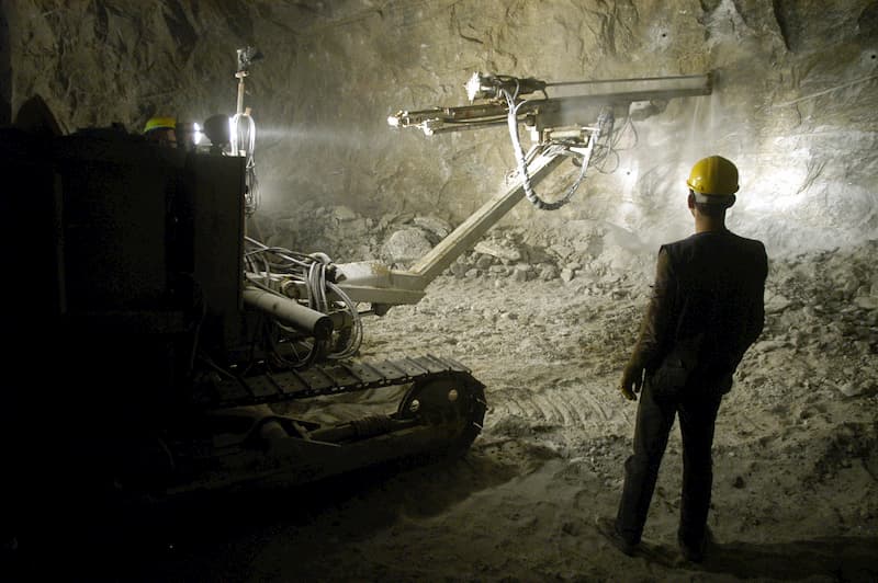Der ständige Lärm und Staub in einer Mine kann zu eine Berufskrankheit führen