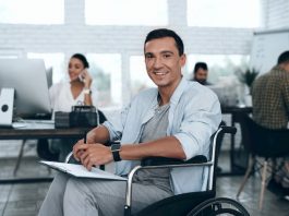 Ein Mensch sitzt in einem Rollstuhl, mit einer Schwerbehinderung gilt für ihn Unkündbarkeit