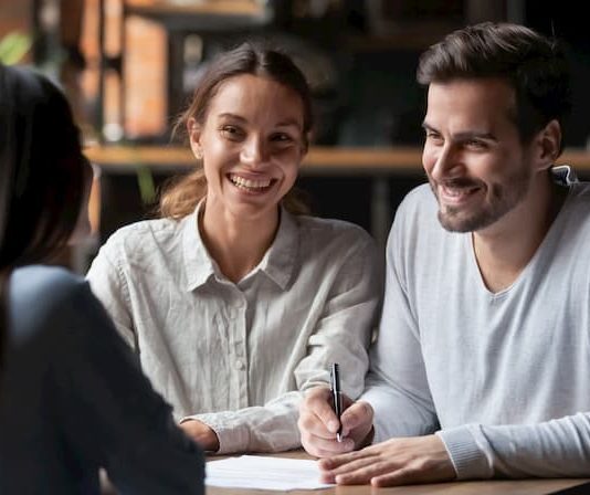 Ein Mitarbeiter Zuhause im Gespräch mit dem Chef über das betriebliche Eingliederungsmanagement