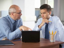 Ein Betriebsrat und der Geschäftsführer diskutieren über die Betriebsvereinbarung