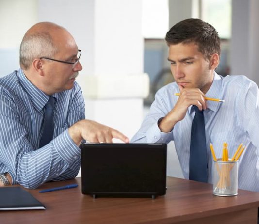 Ein Betriebsrat und der Geschäftsführer diskutieren über die Betriebsvereinbarung
