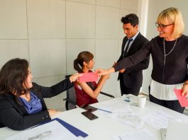Zwei Mitarbeiterinnen erhalten wiederholt einen Bonus, wodurch eine betriebliche Übung entstehen kann