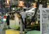 Männer als Zeitarbeiter in einer Autofabrik