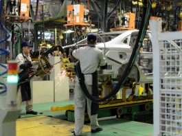 Männer als Zeitarbeiter in einer Autofabrik