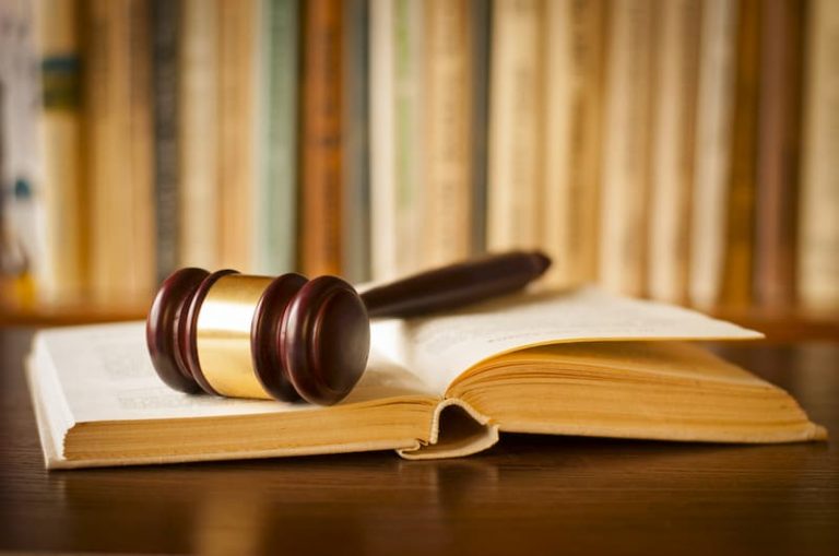 Ein Richterhammer und ein Buch, es beinhaltet das Arbeitszeitgesetz