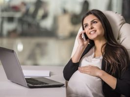 Eine schwangere Arbeitnehmerin am Arbeitsplatz, es besteht faktisch ein Kündigungsverbot