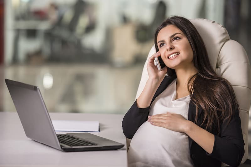 Eine schwangere Arbeitnehmerin am Arbeitsplatz, es besteht faktisch ein Kündigungsverbot