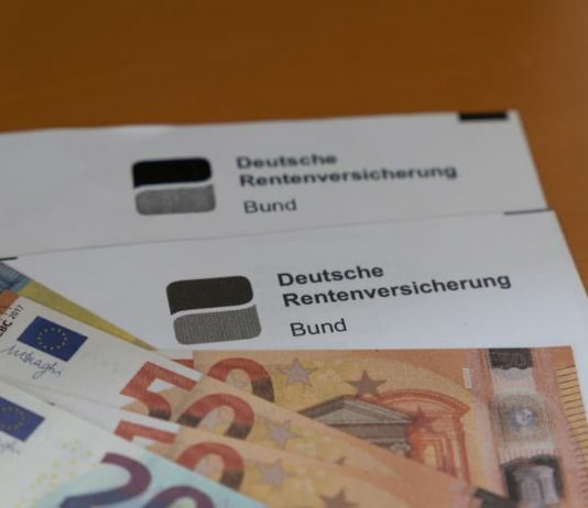 Ein Brief der Rentenversicherung, diese ist Teil der Sozialversicherung