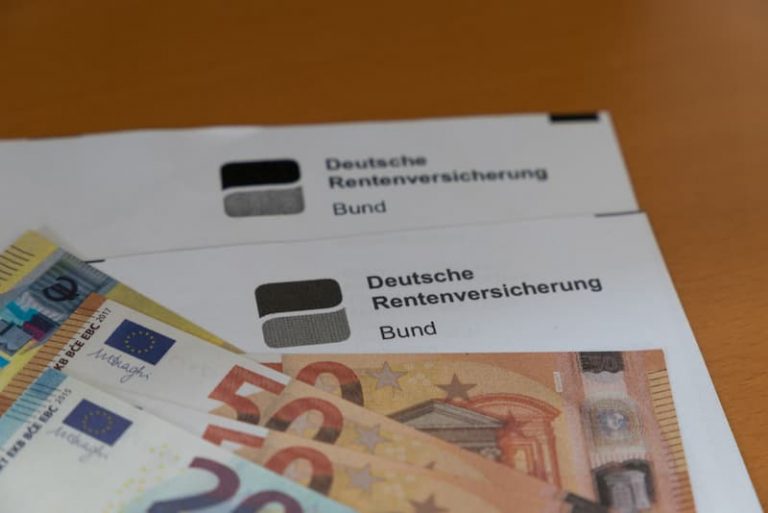 Ein Brief der Rentenversicherung, diese ist Teil der Sozialversicherung