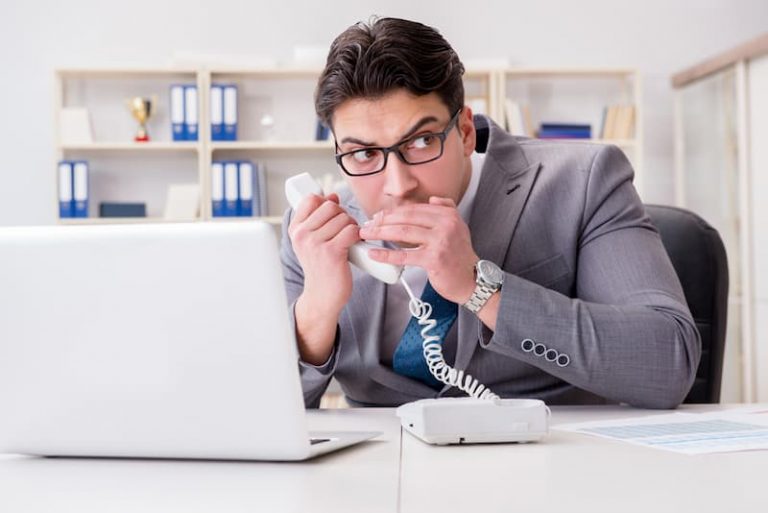 Ein Mitarbeiter verrät über das Telefon ein Betriebsgeheimnis