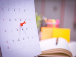 Ein Kalender mit einer ,markierten Deadline