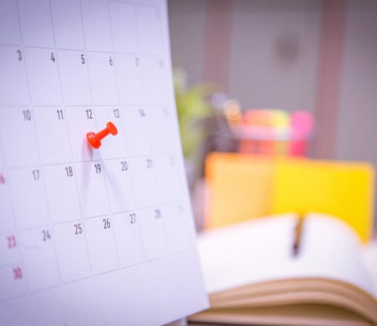 Ein Kalender mit einer ,markierten Deadline