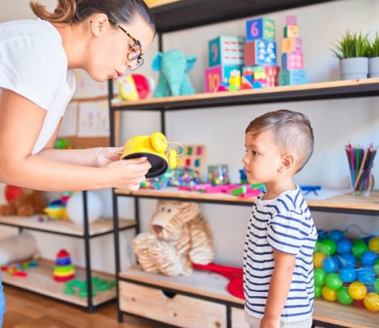 Eine Frau im Kindergarten, sie macht eine Umschulung zur Erzieherin