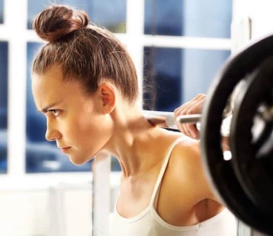 Eine Frau mit einer Hantel, welche Bedeutung hat Disziplin?