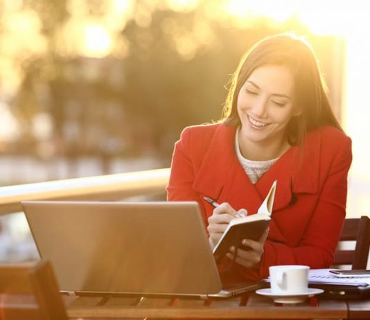 Eine Frau sitzt am Laptop und macht Crowdworking