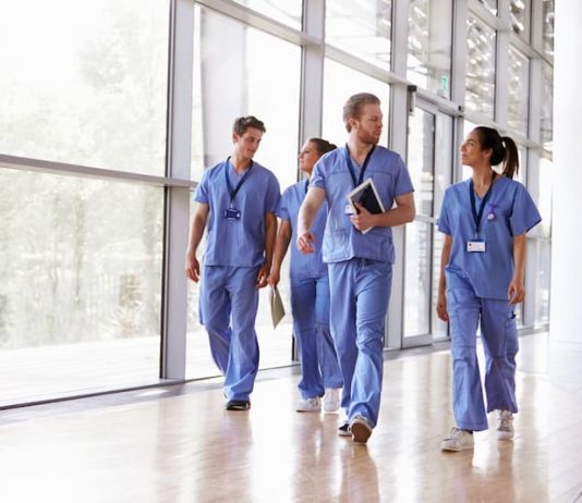 Menschen bei der Arbeit im Krankenhaus, hier gibt es Schichtarbeit