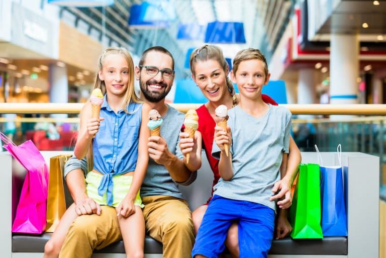 Eine Familie erhält Kindergeld und kann shoppen gehen