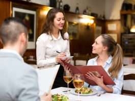 Eine Frau hat einen Zweitjob in einem Restaurant