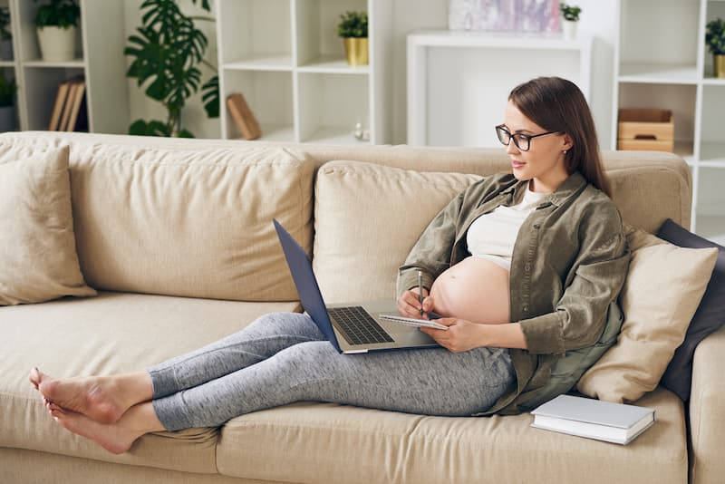 Eine Schwangere informiert sich über das Mutterschutzgesetz