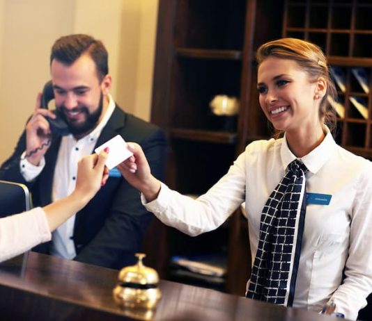 Hotelangestellte bei der Arbeit, sie erhalten manchmal einen Sonntagszuschlag