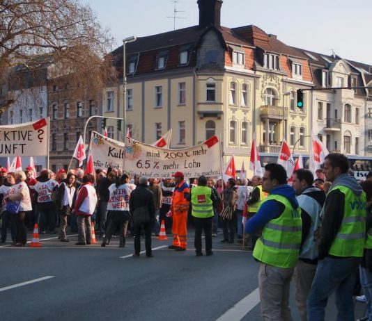 Menschen bei einem Streik auf der Straße