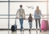 Eine Familie am Flughafen, wieviel Mindesturlaub hat der Arbeitnehmer