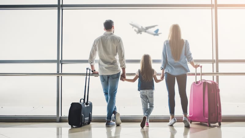 Eine Familie am Flughafen, wieviel Mindesturlaub hat der Arbeitnehmer
