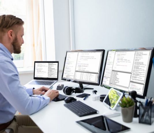 Ein Mann im Arbeitszimmer, wie lässt sich das häusliche Arbeitszimmer absetzen