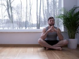 Ein Mann versucht mit einer Übung Stressresistenz aufzubauen