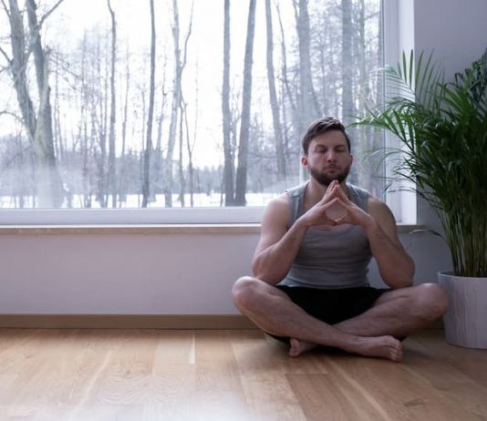 Ein Mann versucht mit einer Übung Stressresistenz aufzubauen