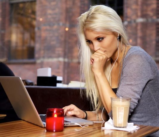 Eine Frau arbeitet in einem Cafe, ein Beispiel für Remote Work