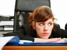 Eine Frau denkt darüber nach, die Ausbildung zu verlängern