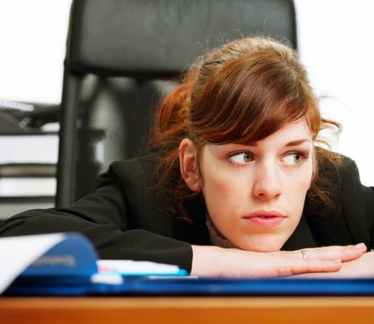 Eine Frau denkt darüber nach, die Ausbildung zu verlängern