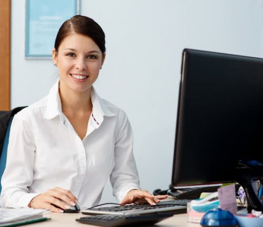 Eine Frau nach der Umschulung zur Verwaltungsfachangestellten