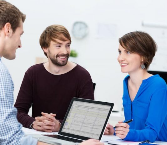 Mehrere Kollegen im Gespräch, eine Frau wendet die NLP-Technik an