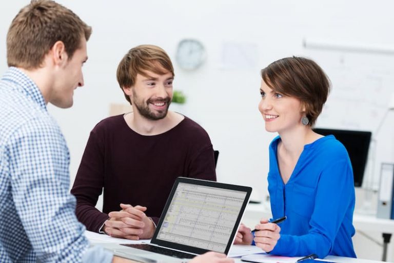 Mehrere Kollegen im Gespräch, eine Frau wendet die NLP-Technik an