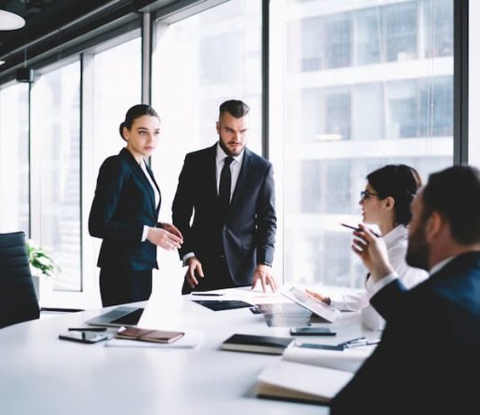 Mehrere Manager diskutieren eine Coopetition