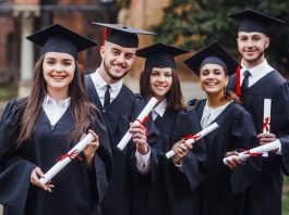 Mehrere Studenten bei ihrem Abschluss, sie haben einen akademischen Titel