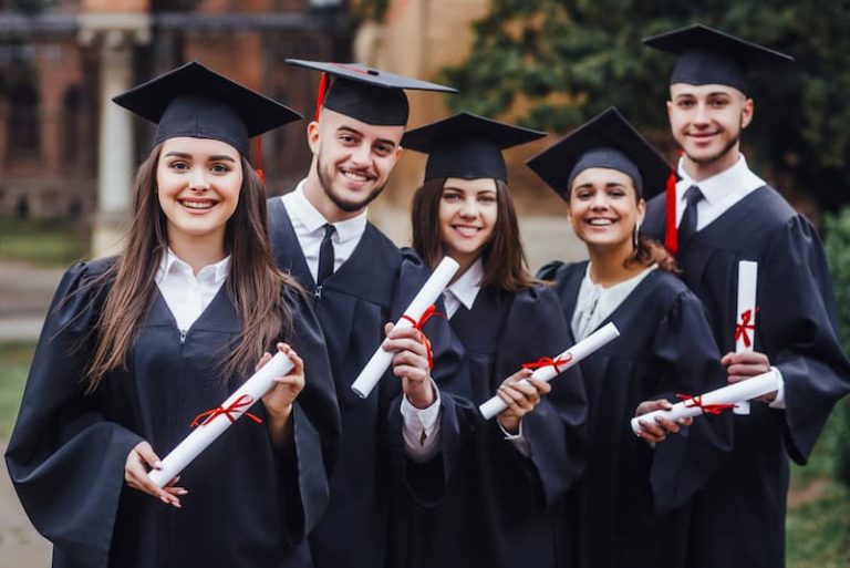 Mehrere Studenten bei ihrem Abschluss, sie haben einen akademischen Titel