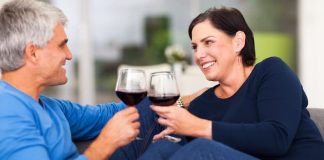 Zwei Menschen trinken Wein und genießen die Frührente