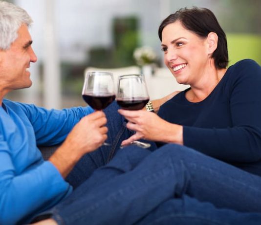 Zwei Menschen trinken Wein und genießen die Frührente