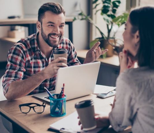 Ein Mann unterhält sich mit der Chefin, was ist der Vorteil eines Traineeship