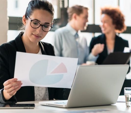 Eine Frau macht eine duale Ausbildung