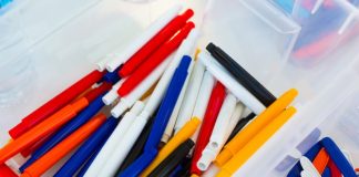 Mehrere Hülsen von Kugelschreibern zum zusammenbauen, ein Beispiel für Heimarbeit